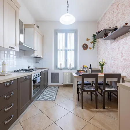 Guesthost - Bright And Cozy With Parking Apartment Parma