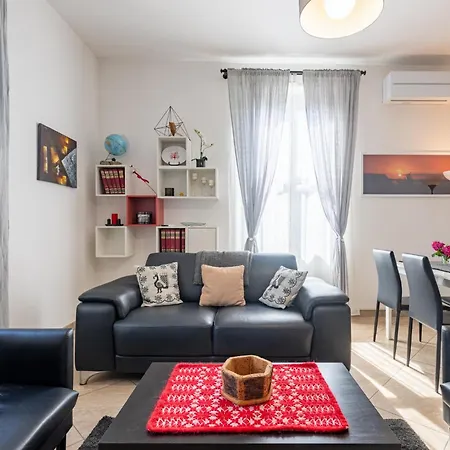 Guesthost - Bright And Cozy With Parking Apartment *