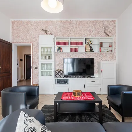 Apartment Guesthost - Bright And Cozy With Parking Parma