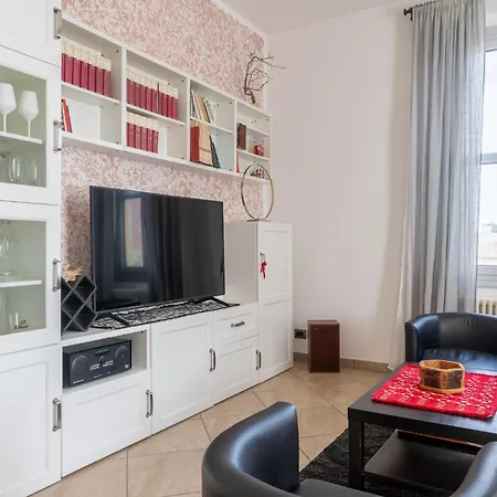 Guesthost - Bright And Cozy With Parking Apartment Parma