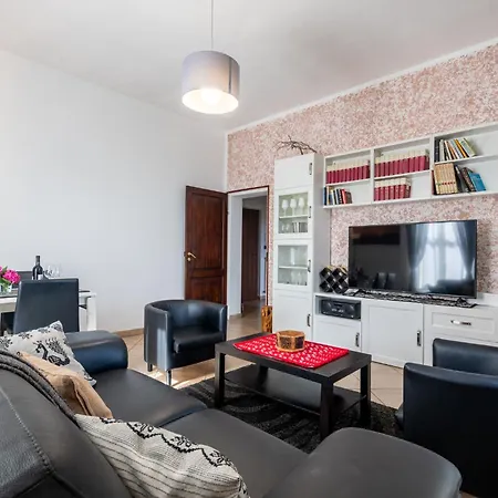 Guesthost - Bright And Cozy With Parking Apartment