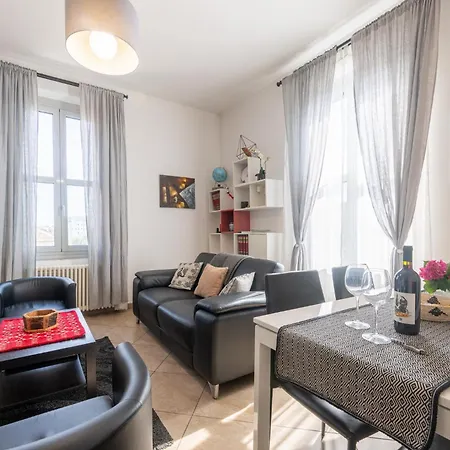 Guesthost - Bright And Cozy With Parking Apartment Parma