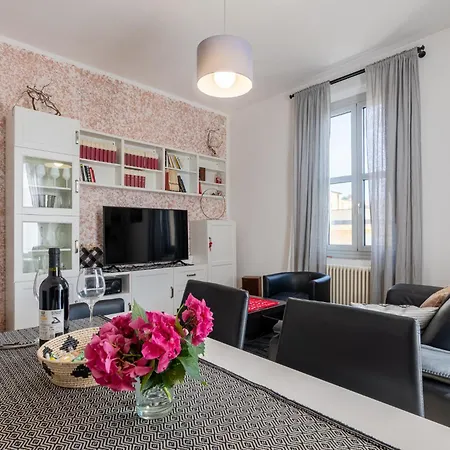 Guesthost - Bright And Cozy With Parking Apartment