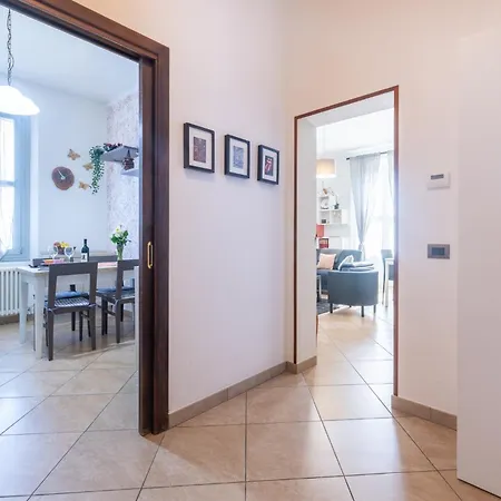 Guesthost - Bright And Cozy With Parking Apartment