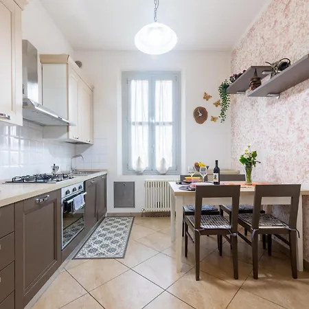 Guesthost - Bright And Cozy With Parking * Parma