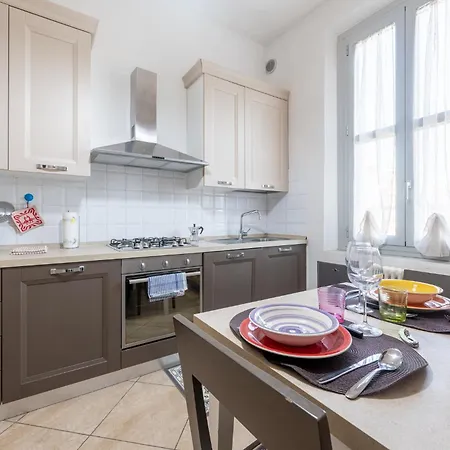 Guesthost - Bright And Cozy With Parking Apartment *