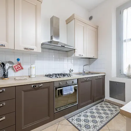Guesthost - Bright And Cozy With Parking Apartment Parma