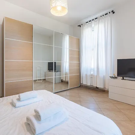 Guesthost - Bright And Cozy With Parking Apartment *