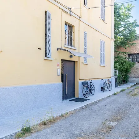 Guesthost - Bright And Cozy With Parking Apartment *