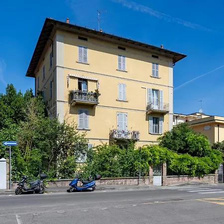 Guesthost - Bright And Cozy With Parking Apartment Parma